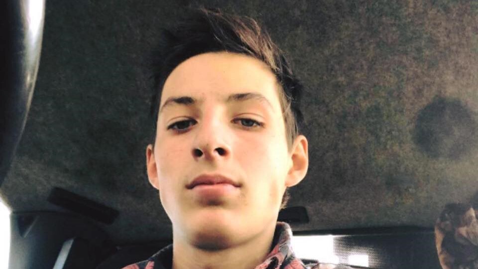 Un autoportrait d'une jeune homme dans une voiture.