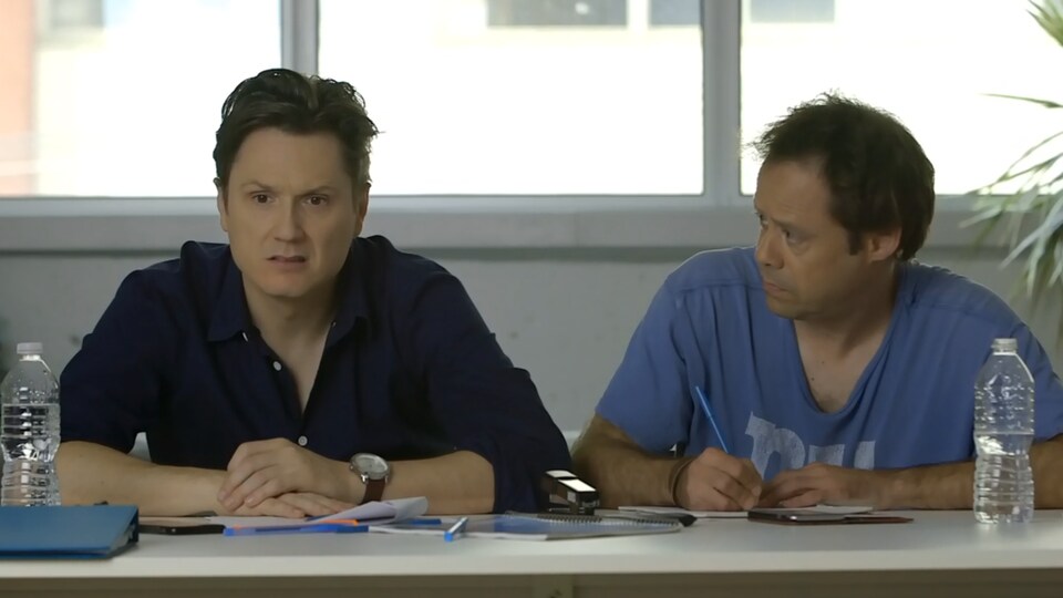 Les deux acteurs dans une scène de « En audition avec Simon »