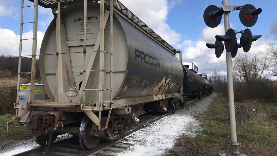 Un wagon citerne sur le chemin de fer.