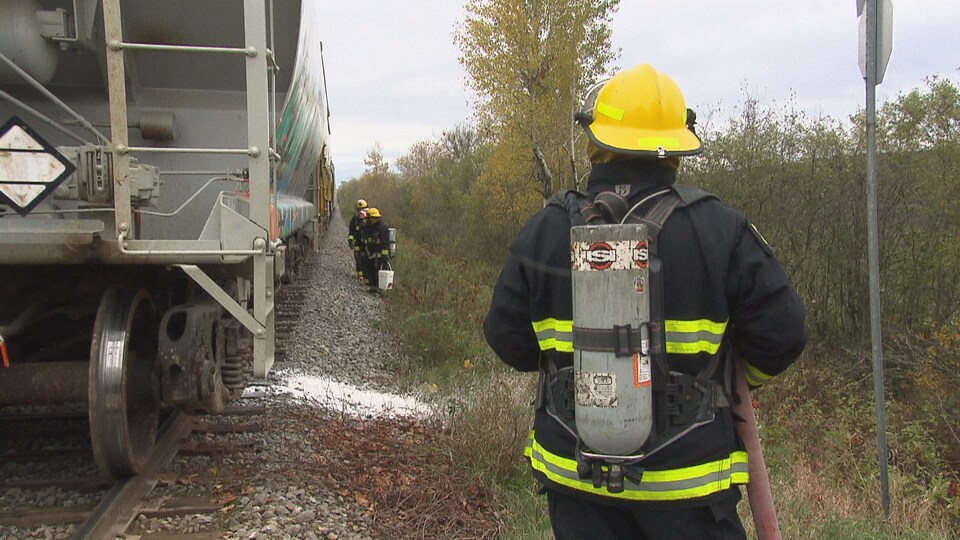 Des pompiers en action près d'un train.