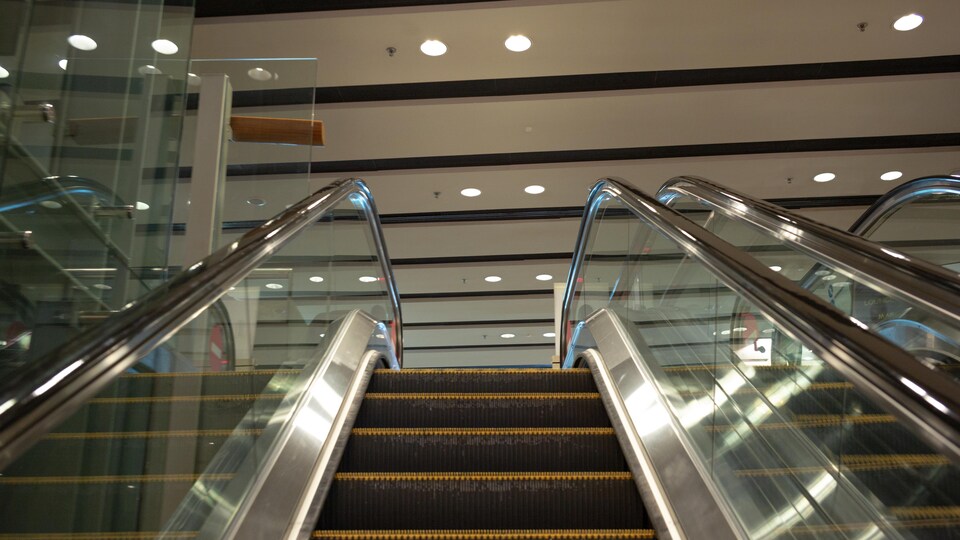 Un escalier roulant vide.