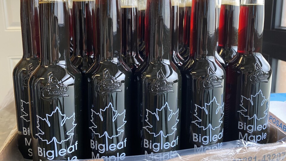 des bouteilles de sirop d'érable
