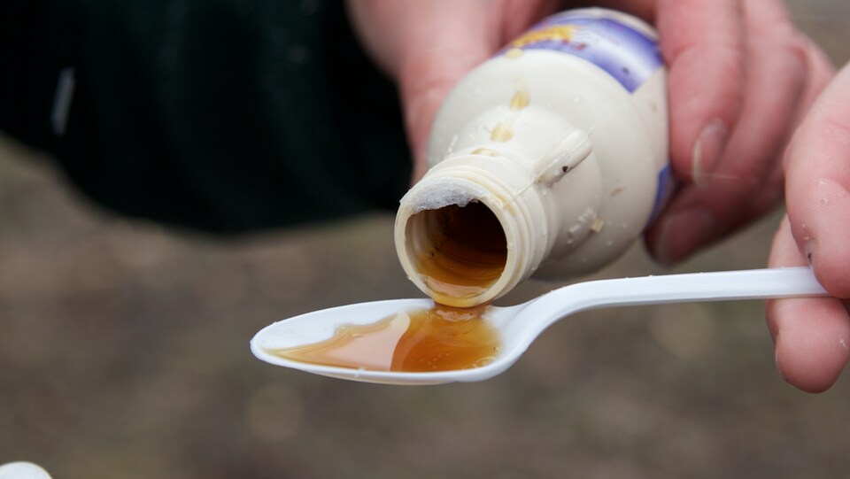 Du sirop d'érable versé dans une cuillère