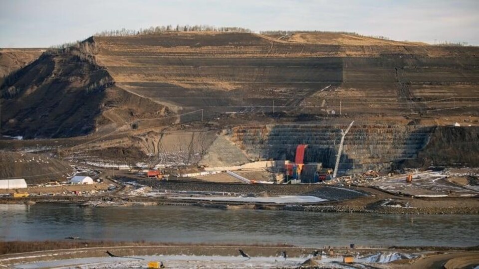 Plan éloigné d'un chantier de construction, près d'une rivière.