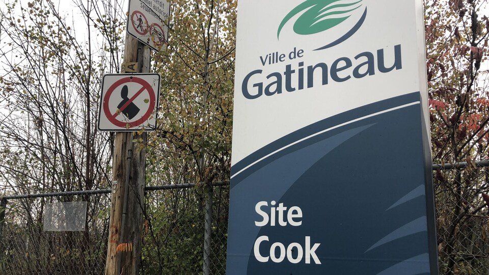 Grande affiche avec le logo de la ville de Gatineau.