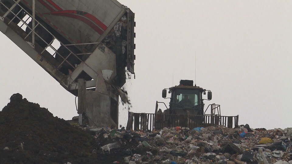 Un camion déverse des déchets.