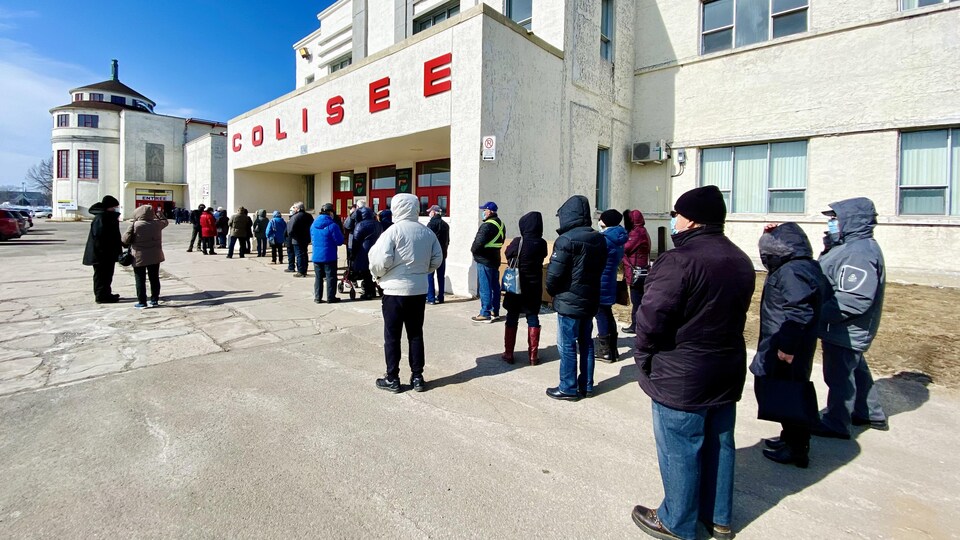 File d'attente à l'extérieur du centre de vaccination à la Bâtisse industrielle, à Trois-Rivières.