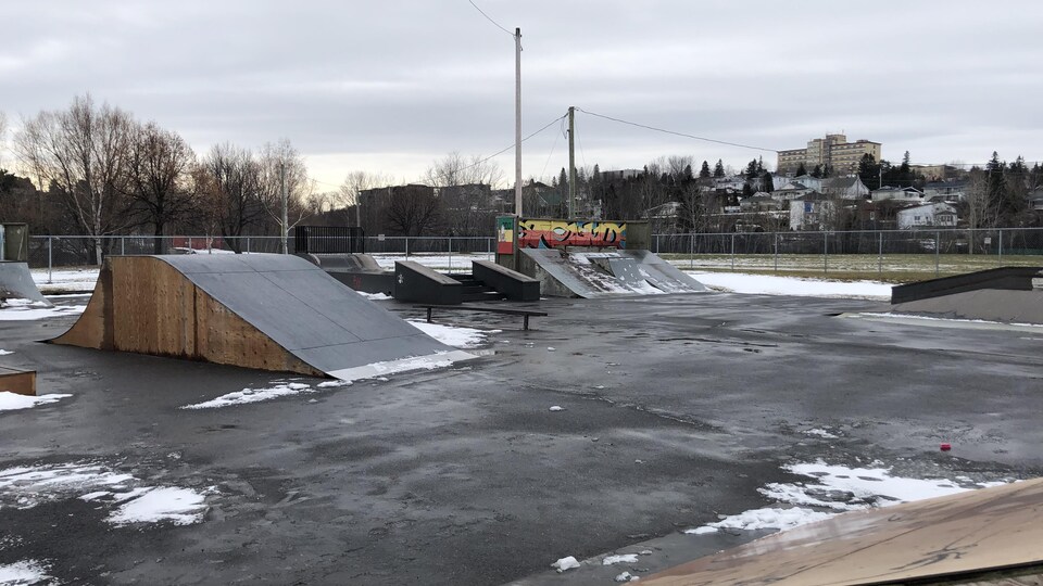 Un parc de planche à roulettes avec de la neige.