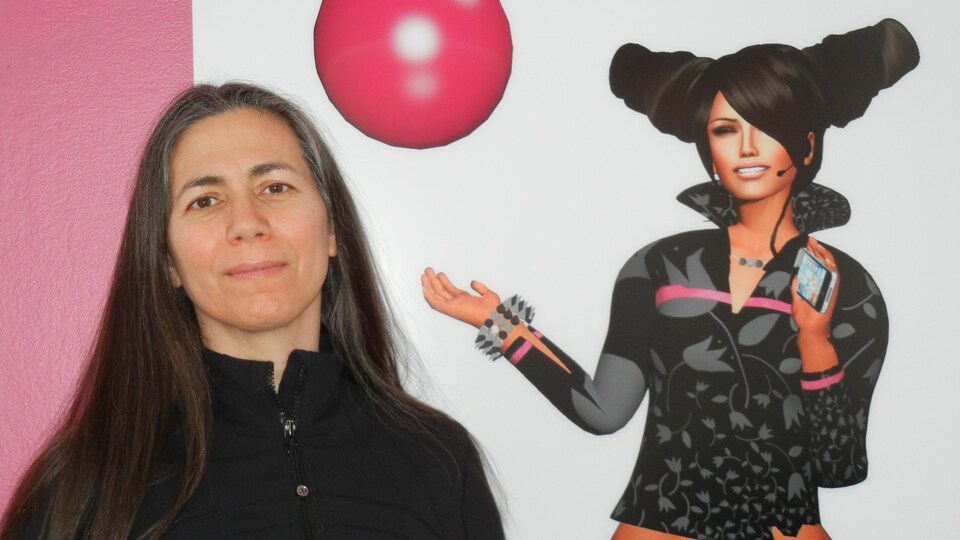L'artiste Skawennati devant son avatar