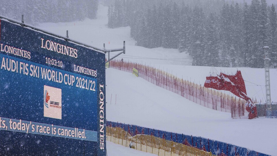 Un panneau indique dans une tempête de neige que la course de ski alpin est annulée dimanche 28 novembre 2021.
