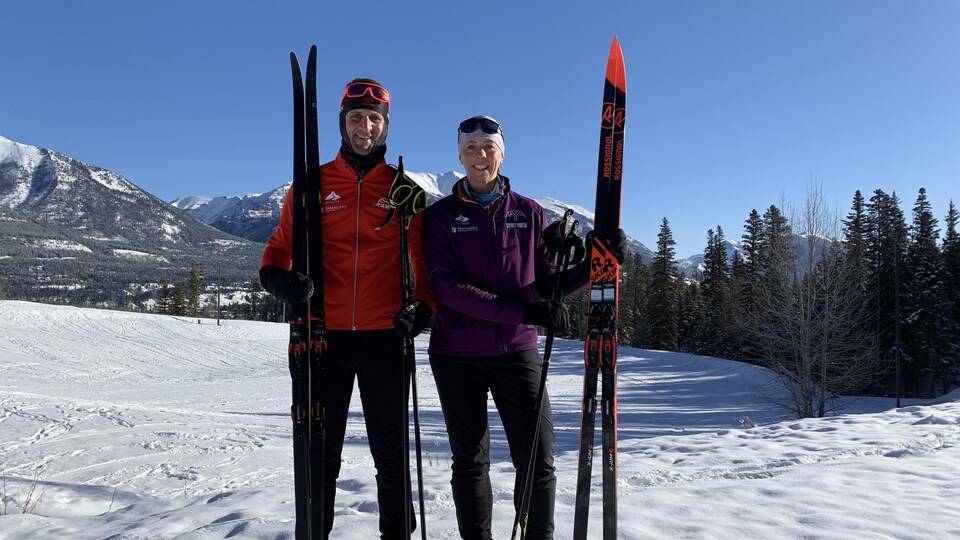 Andy Buchholtz et Alma Steyn posent avec leurs skis à Canmore.