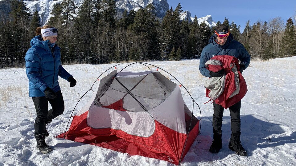 Andy et Alma simulent les conditions de la course Arctic Circle Race en installant leur tente sur un terrain à Canmore.