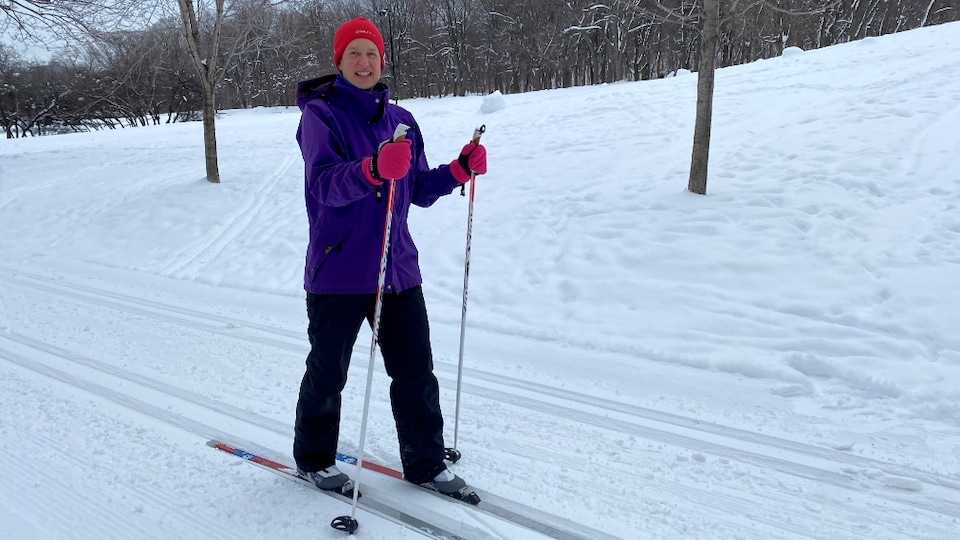 Adrienne Blattel, fondatrice de l’organisme Plein air interculturel en pleine séance de ski de fond sur le Mont-Royal.