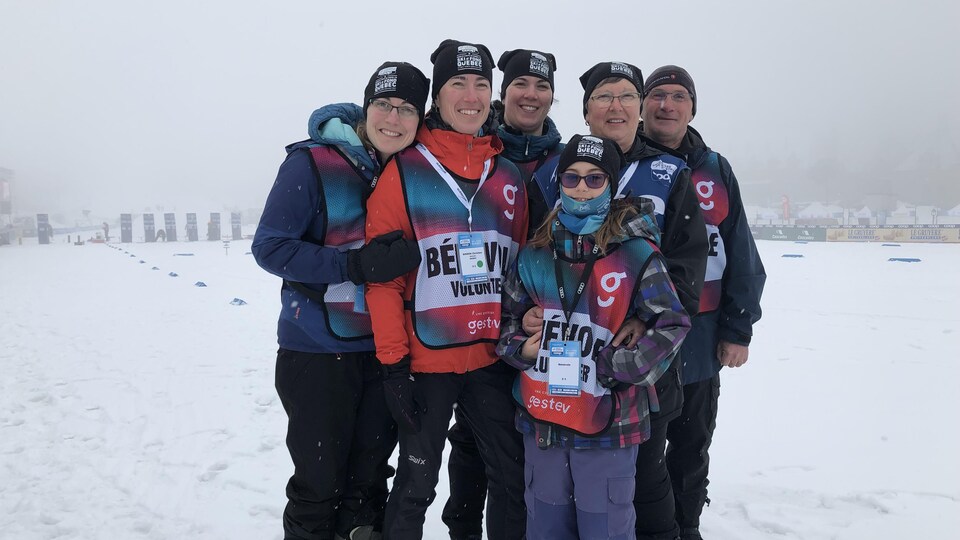 Photo de la famille Bisson avec des dossards de bénévoles.