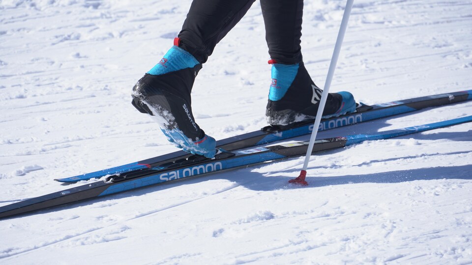 Un skieur de fond.