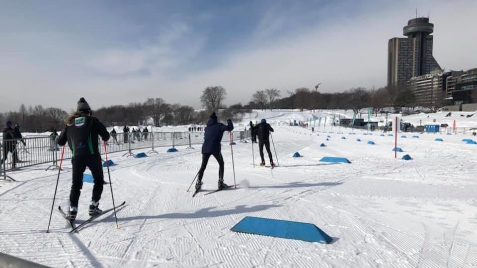 De jeunes athlètes se réchauffent avant une course de ski de fond.