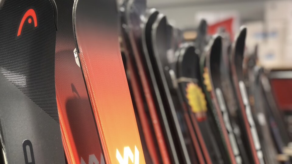 Des skis sont présentés dans un magasin.