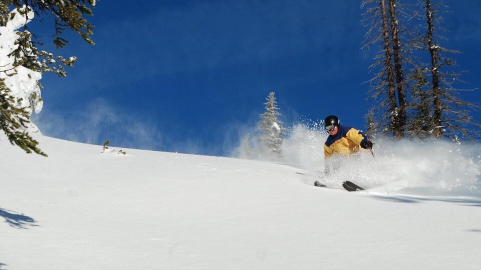 Un skieur descend la montagne Baldy, en Colombie-Britannique.
