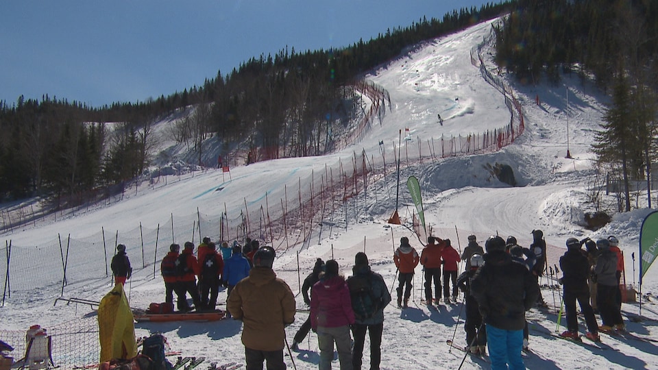 Des gens assistent à une compétition de ski alpin.