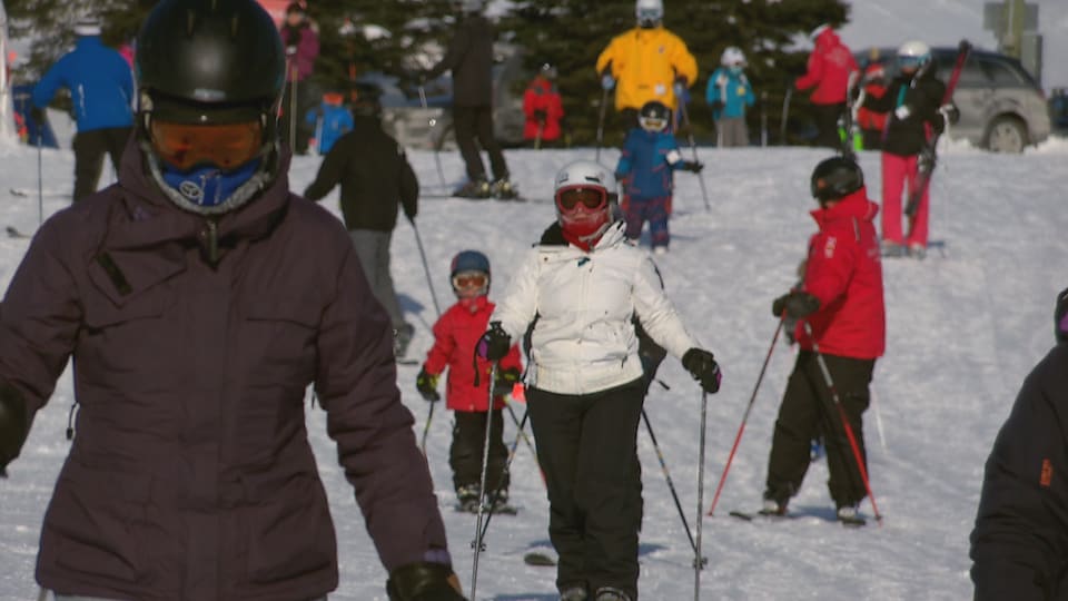 Des skieurs au mont Sainte-Anne.