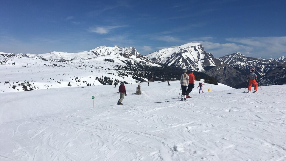 Des gens skient dans la montagne.