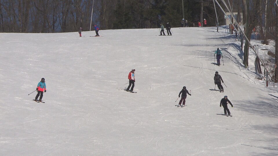 Des skieurs dévalent les pentes de Vallée du Parc.