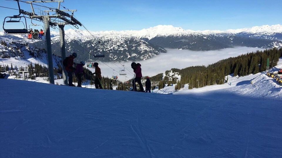 Des skieurs et planchistes à Whistler.