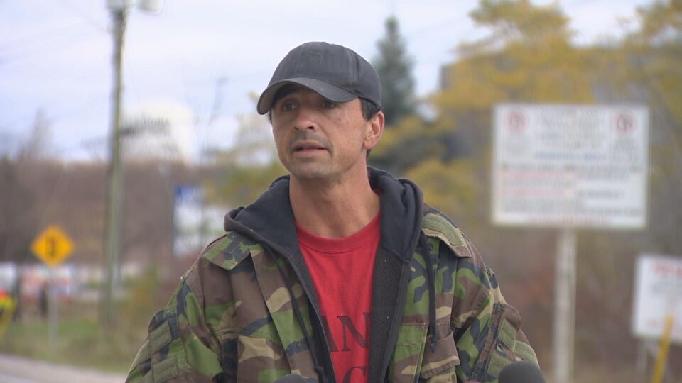 Un homme avec une casquette noire.