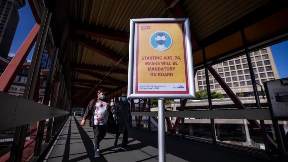 Un panneau sur le quai d'une station de SkyTrain.