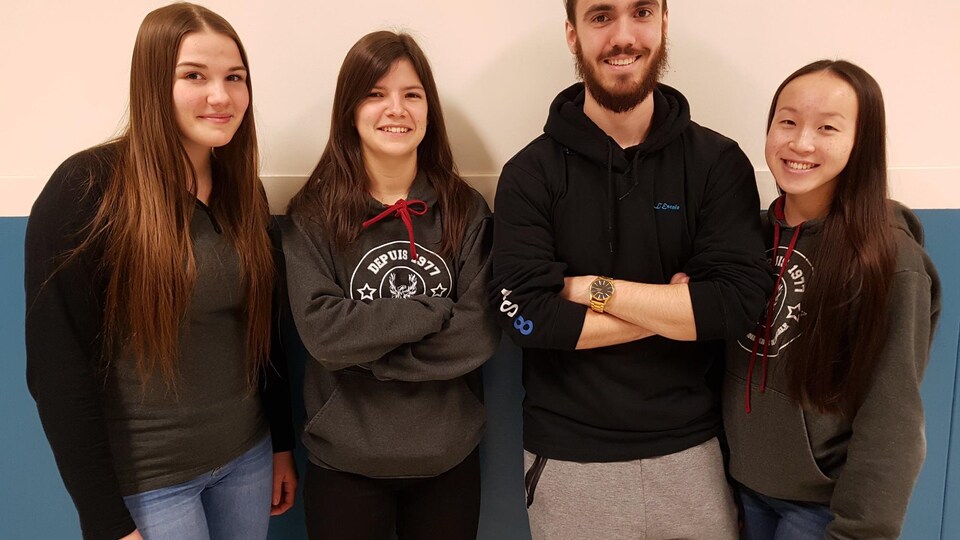 Des élèves d'Asbestos remportent le concours «Accroche-toi au slam» organisé par Persévérance scolaire Estrie.