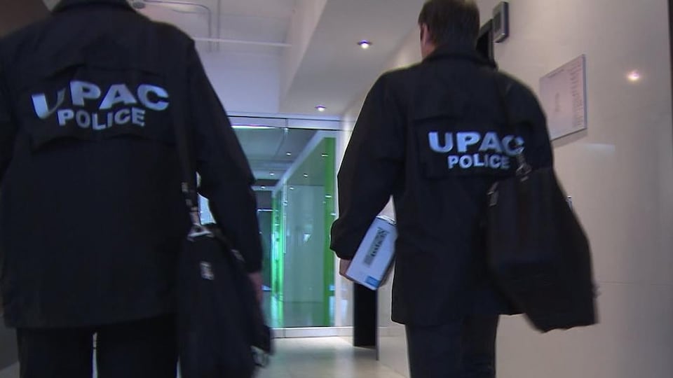 Des enquêteurs de l'Unité permanente anticorruption (UPAC)