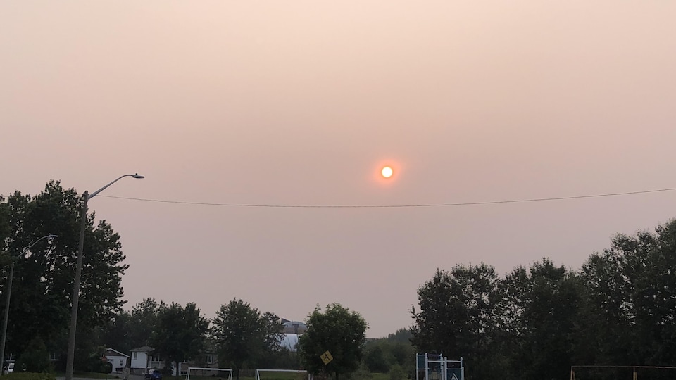 Les feux de forêt en cours dans le nord-ouest de l'Ontario provoquent le smog en Abitibi et Lebel-sur-Quévillon.