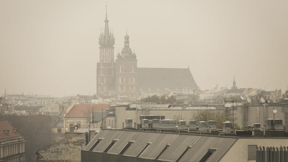 Un brouillard épais sur la ville.