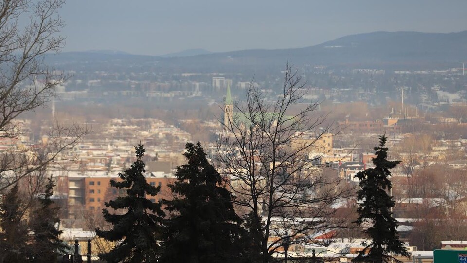 Le quartier Limoilou photographié depuis la Haute-Ville de Québec lors d’une journée d’hiver au cours de laquelle un avertissement de smog est en vigueur.