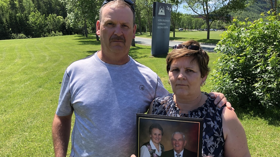 Simon Blanchard et Antonia Blanchard avec une photo de leurs parents. 