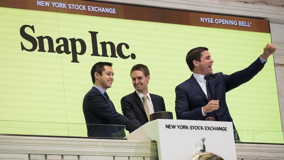 Les cofondateurs de Snapchat, Bobby Murphy (gauche) et Evan Spiegel (droite), en compagnie de Thomas Farley, président de la NYSE, à l'ouverture des marchés, le 2 mars 2017 à New York.