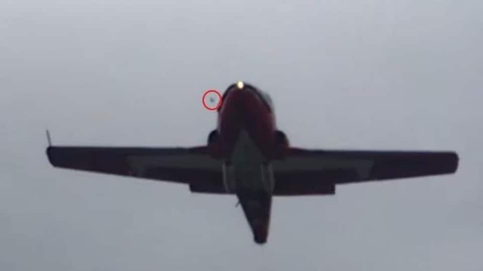 Un avion et une marque sur une photo qui semble être un oiseau.