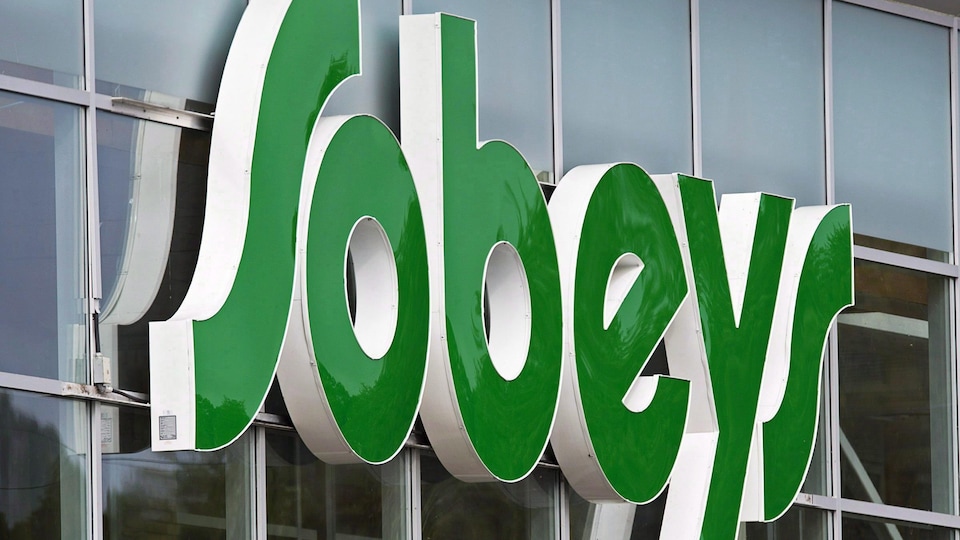 Logo vert de Sobeys à l'extérieur d'une épicerie.