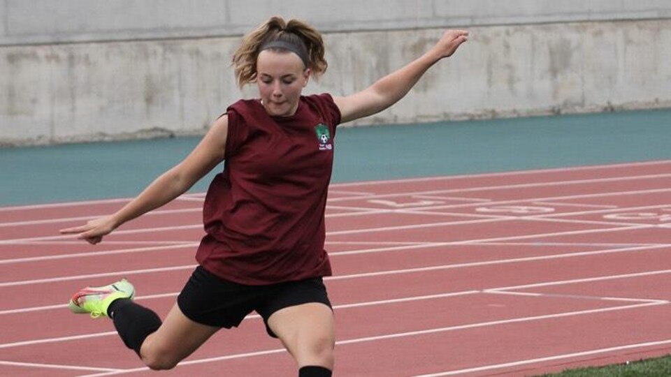 Une joueuse de soccer en action sur le terrain.