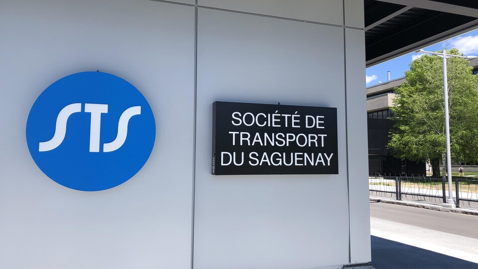 La pancarte de la Société de transport du Saguenay installée sur un arrêt d'autobus à l'Université du Québec à Chicoutimi. 