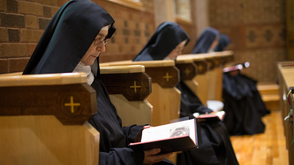 Elles sont assises à la chapelle, en train de lire.
