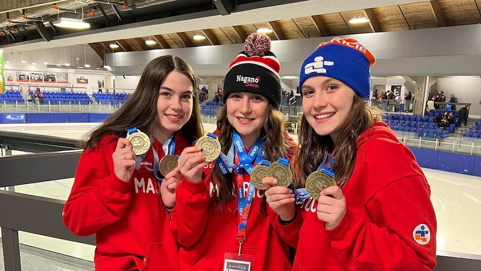Les trois sœurs Joly avec leur médailles des Jeux du Québec.