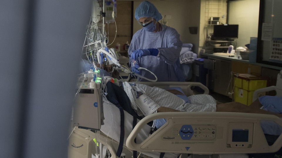 Un infirmier au chevet d'un patient.