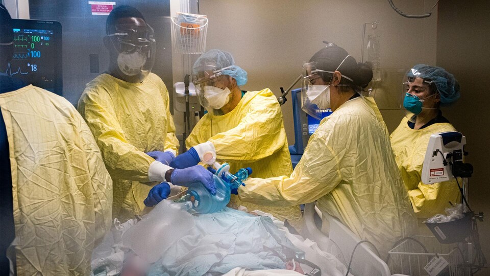 Du personnel de santé en train de faire une intervention dans une salle d'opération.