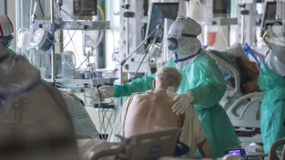 Le personnel médical dans une unité de soins intensifs COVID-19 d’un hôpital à Bologne.