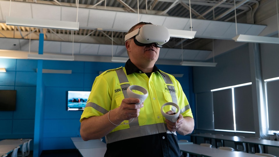 Luc porte un casque de réalité virtuelle.