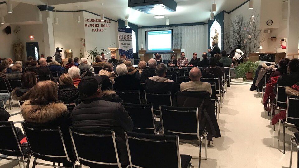 Une assemblée publique a lieu dans une église.