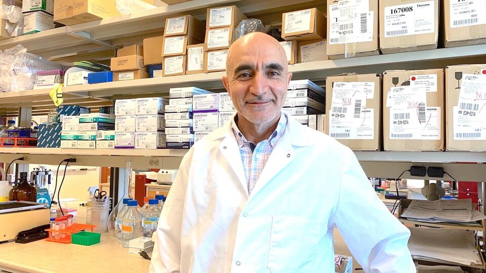 Le professeur agrégé Sokkrollah Elahi dans son laboratoire à l'Université de l'Alberta,