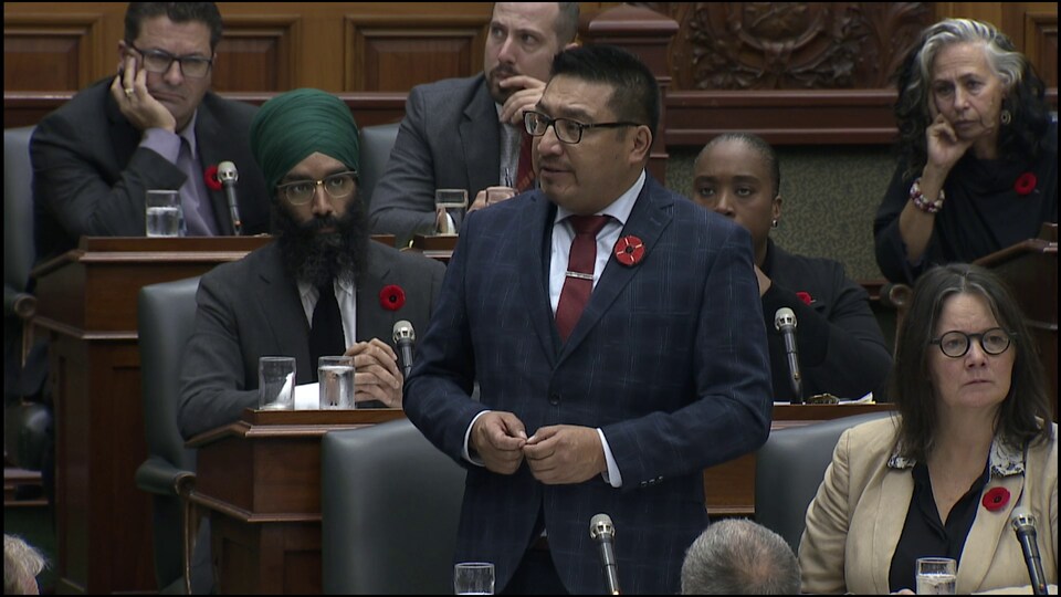 Sol Mamakwa s'adresse au président de l'Assemblée législative.