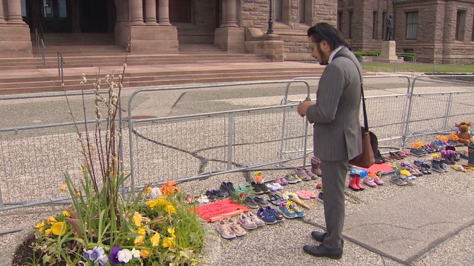 Le député autochtone s'est recueilli ce matin à Queen's Park, où des souliers ont été déposés à la mémoire des enfants morts dans un pensionnat autochtone de Kamloops.